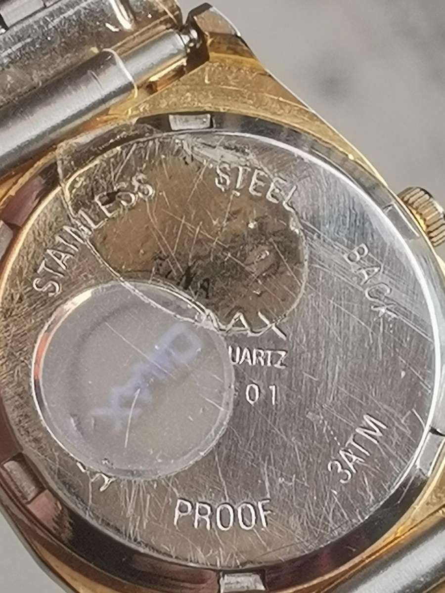 LADIES GOLD OMAX WATCH IN EXCELLENT WORKING CONDITION