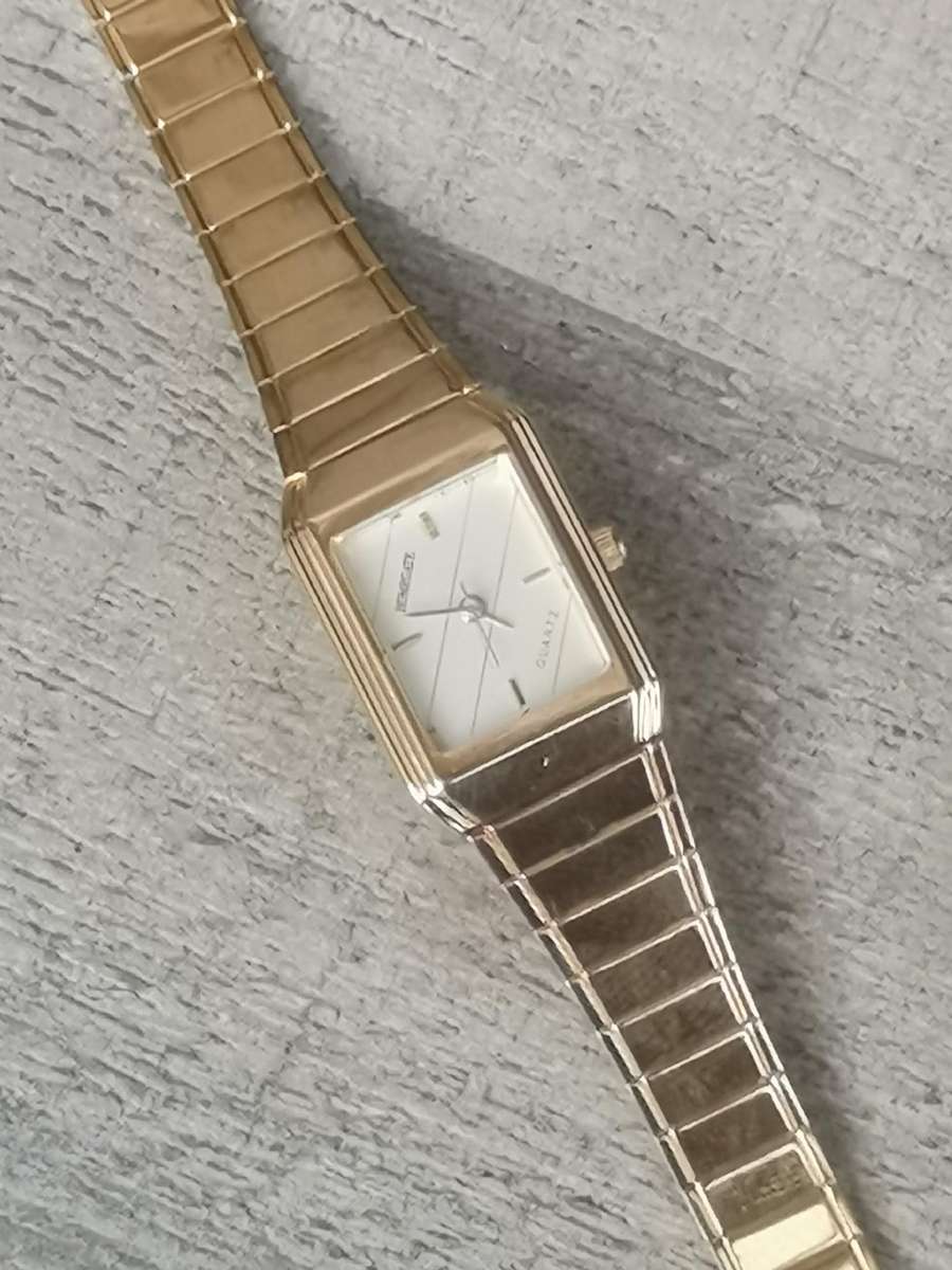 LADIES ALL GOLD HOMEGATE WATCH IN EXCELLENT WORKING CONDITION