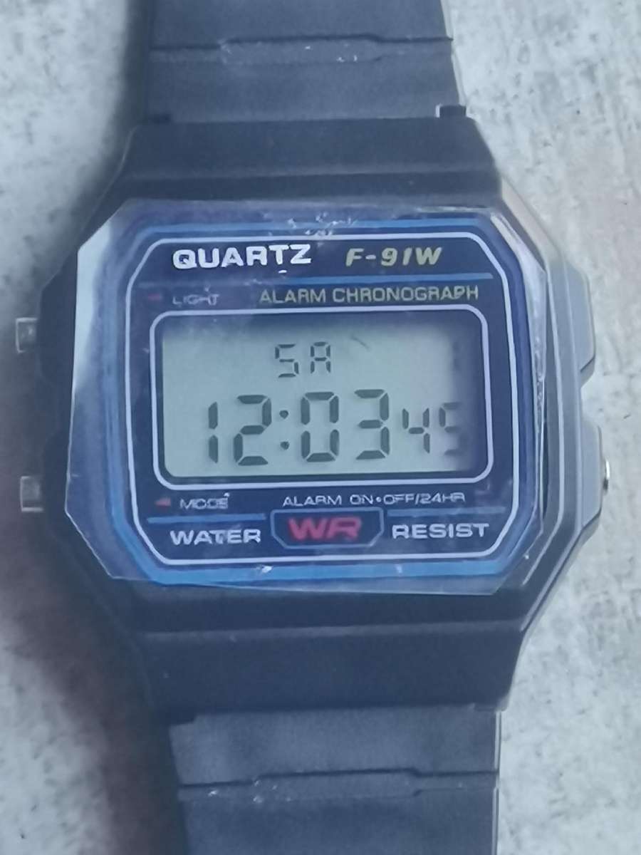 MENS CASIO F-91W DIGITAL ALARM CHRONOGRAPH WATCH IN EXCELLENT WORKING CONDITION - AS NEW