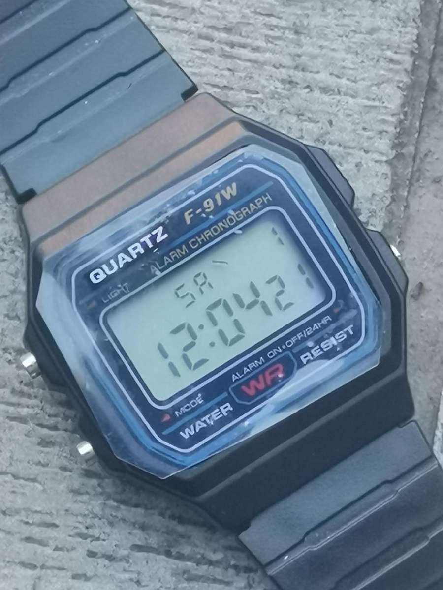 MENS CASIO F-91W DIGITAL ALARM CHRONOGRAPH WATCH IN EXCELLENT WORKING CONDITION - AS NEW