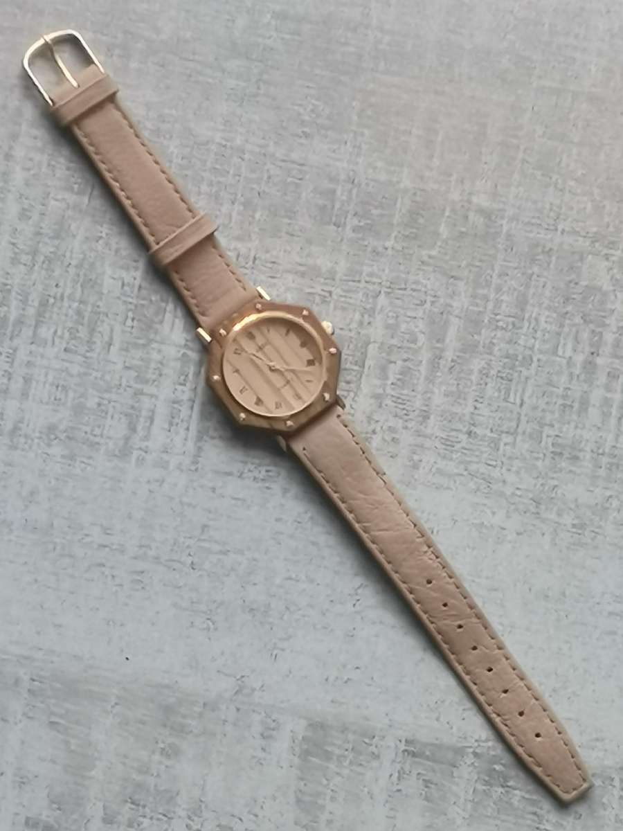 LADIES CLASSIC WATCH IN EXCELLENT WORKING CONDITION