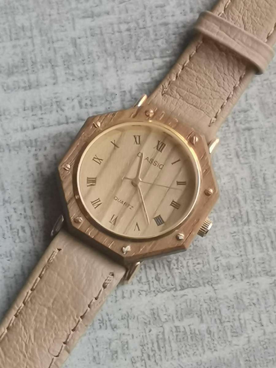 LADIES CLASSIC WATCH IN EXCELLENT WORKING CONDITION