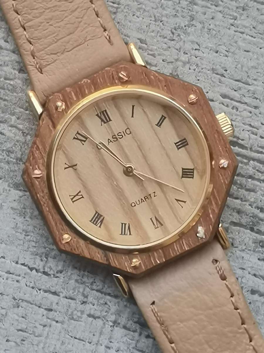 LADIES CLASSIC WATCH IN EXCELLENT WORKING CONDITION