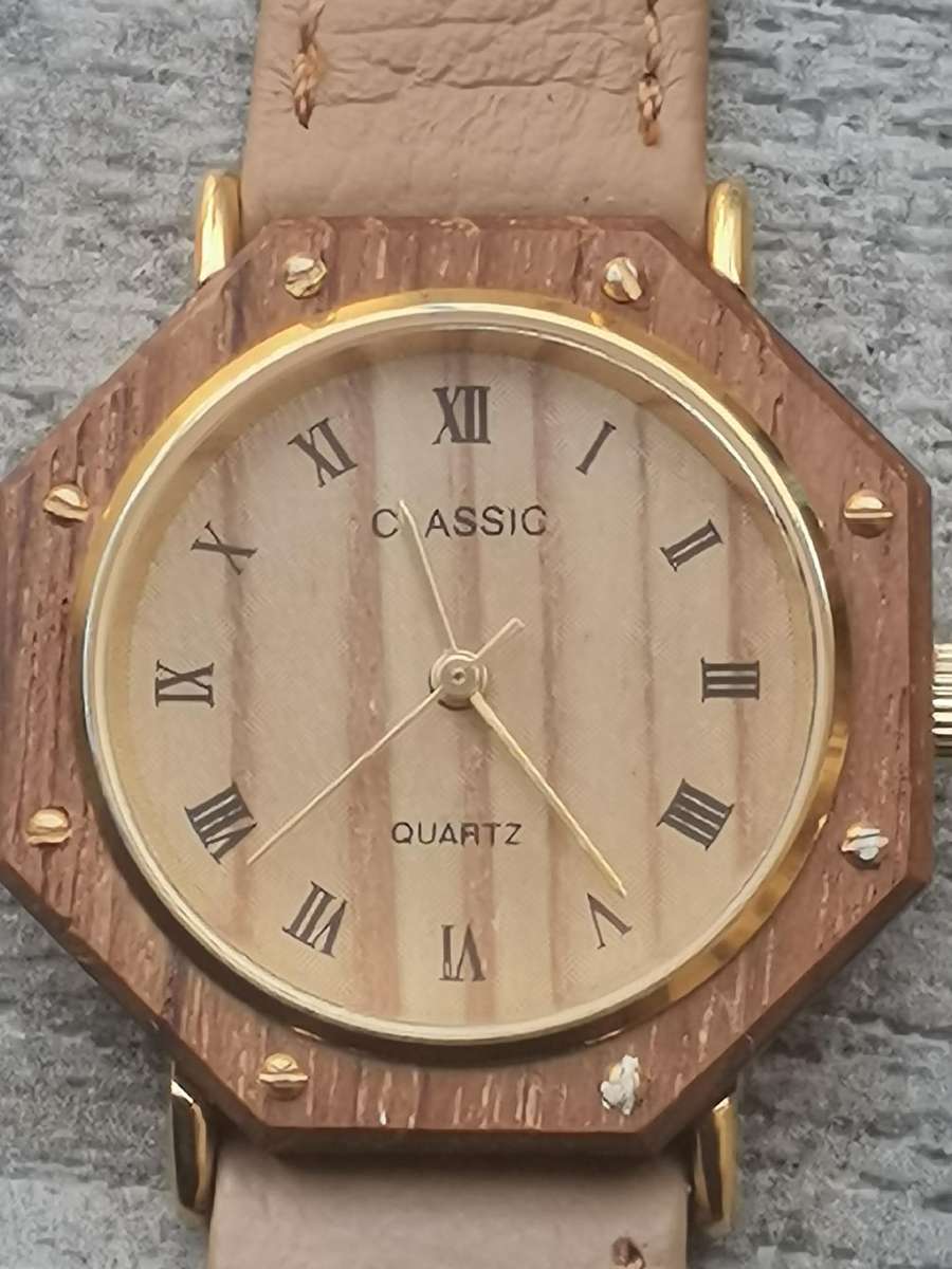 LADIES CLASSIC WATCH IN EXCELLENT WORKING CONDITION