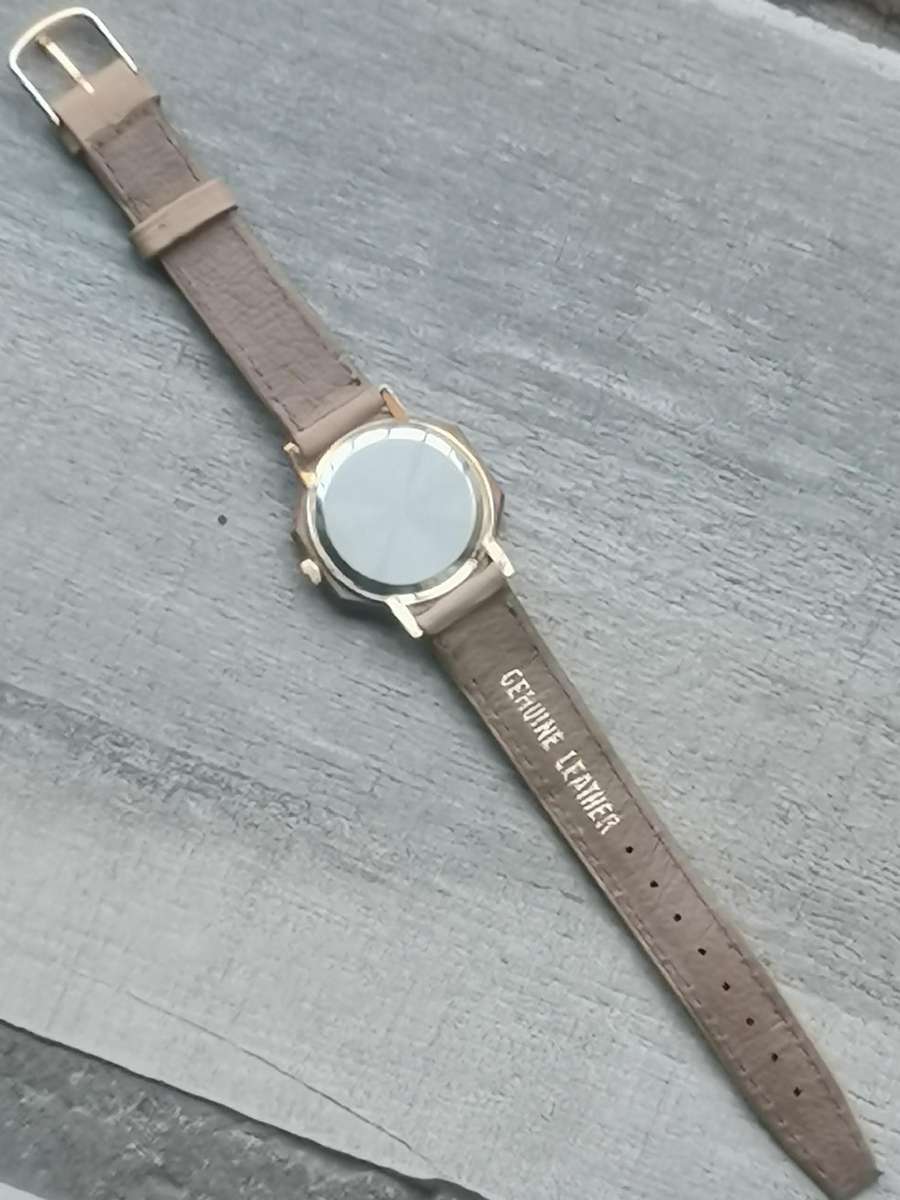 LADIES CLASSIC WATCH IN EXCELLENT WORKING CONDITION