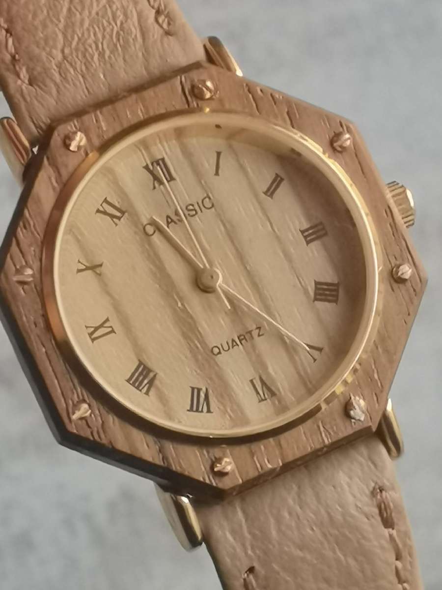 LADIES CLASSIC WATCH IN EXCELLENT WORKING CONDITION