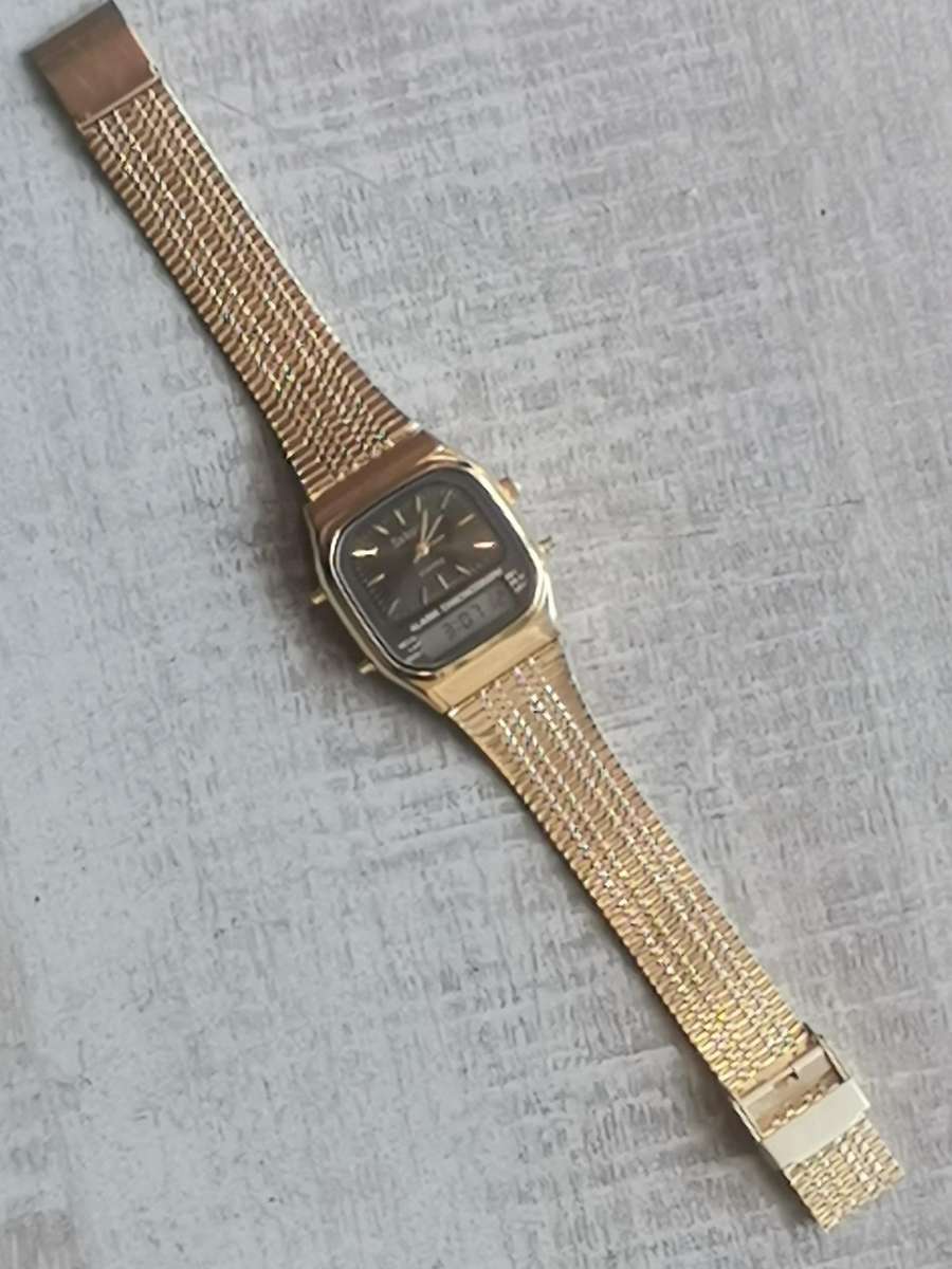 VINTAGE MENS SAKYNO ANALOG/DIGITAL GOLD CHRONOGRAPH WATCH IN EXCELLENT WORKING COND - OLD NEW STOCK