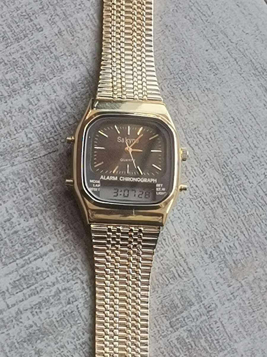 VINTAGE MENS SAKYNO ANALOG/DIGITAL GOLD CHRONOGRAPH WATCH IN EXCELLENT WORKING COND - OLD NEW STOCK