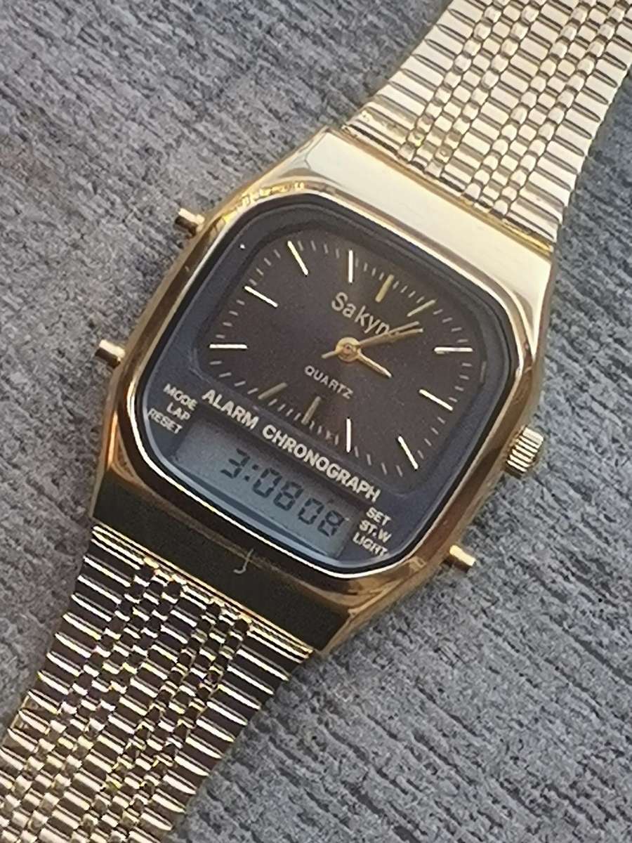VINTAGE MENS SAKYNO ANALOG/DIGITAL GOLD CHRONOGRAPH WATCH IN EXCELLENT WORKING COND - OLD NEW STOCK