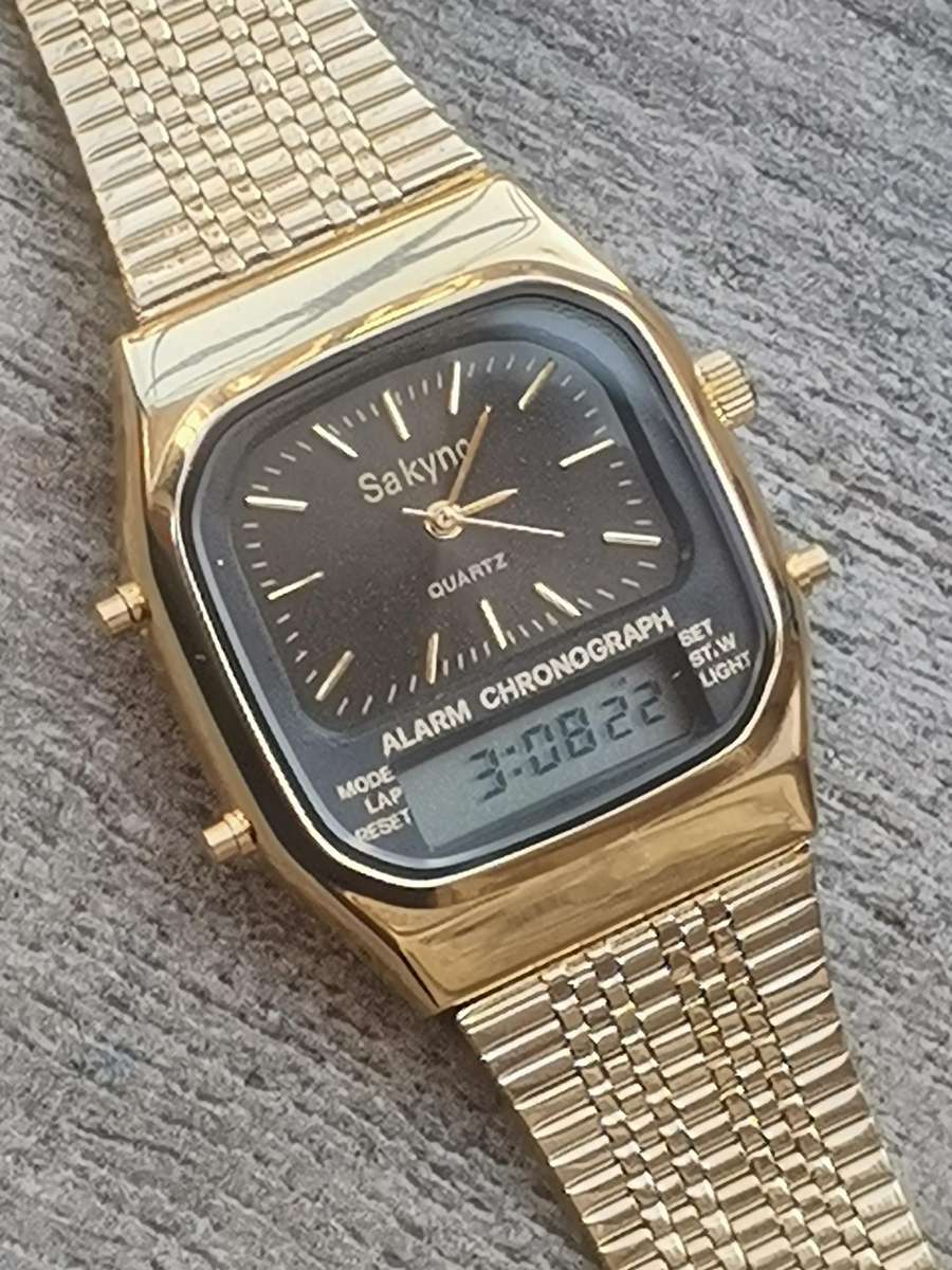 VINTAGE MENS SAKYNO ANALOG/DIGITAL GOLD CHRONOGRAPH WATCH IN EXCELLENT WORKING COND - OLD NEW STOCK