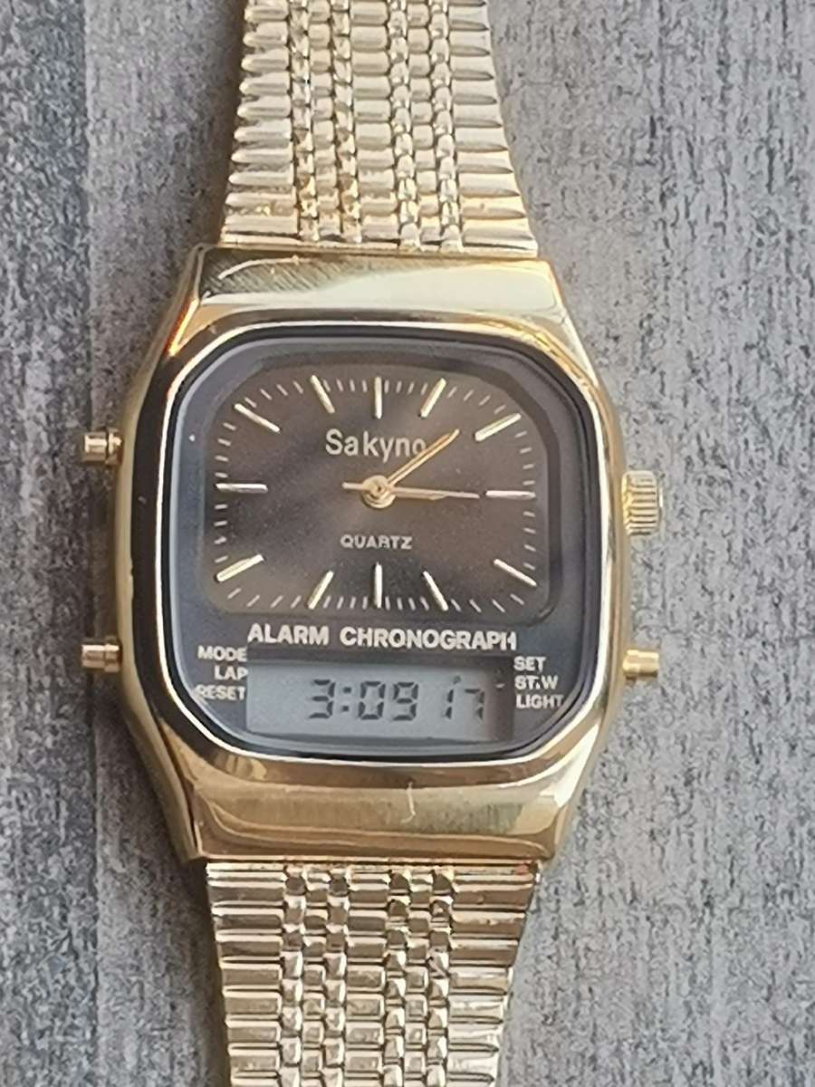 VINTAGE MENS SAKYNO ANALOG/DIGITAL GOLD CHRONOGRAPH WATCH IN EXCELLENT WORKING COND - OLD NEW STOCK