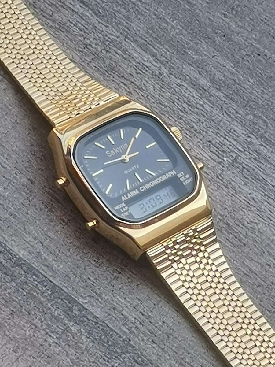 VINTAGE MENS SAKYNO ANALOG/DIGITAL GOLD CHRONOGRAPH WATCH IN EXCELLENT WORKING COND - OLD NEW STOCK