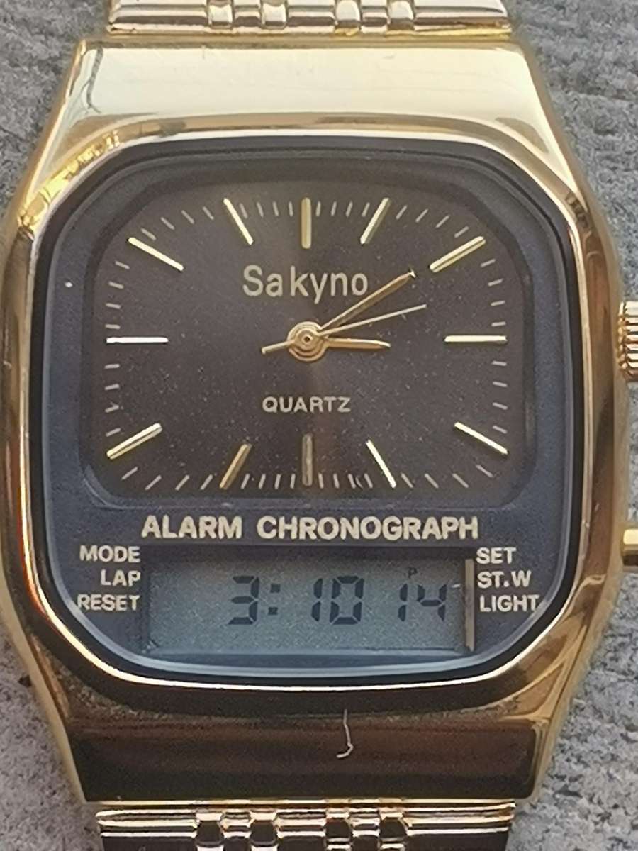 VINTAGE MENS SAKYNO ANALOG/DIGITAL GOLD CHRONOGRAPH WATCH IN EXCELLENT WORKING COND - OLD NEW STOCK