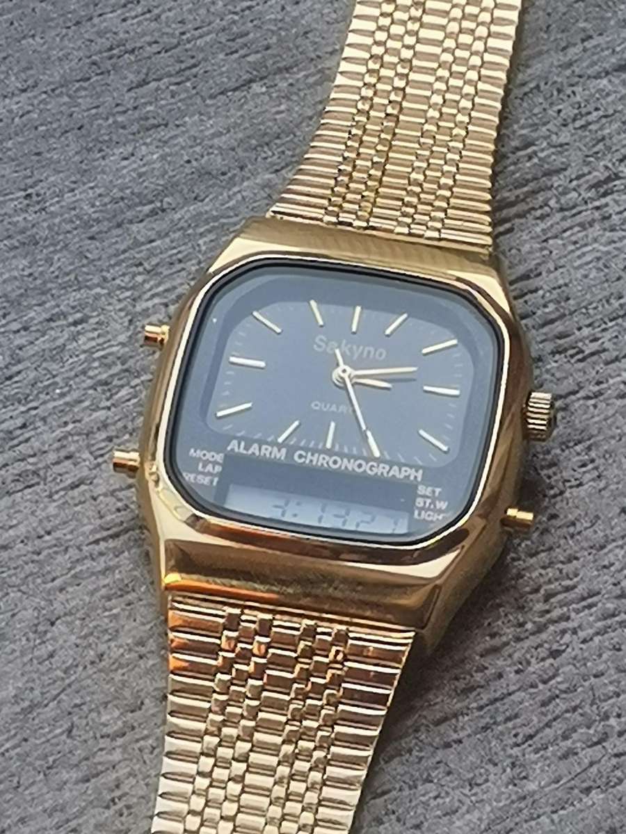 VINTAGE MENS SAKYNO ANALOG/DIGITAL GOLD CHRONOGRAPH WATCH IN EXCELLENT WORKING COND - OLD NEW STOCK