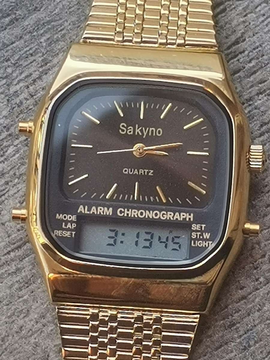VINTAGE MENS SAKYNO ANALOG/DIGITAL GOLD CHRONOGRAPH WATCH IN EXCELLENT WORKING COND - OLD NEW STOCK
