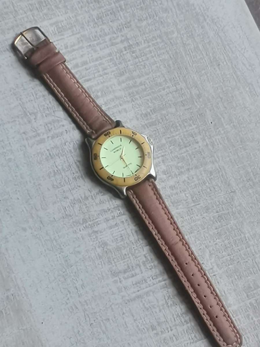 MENS QUARTZ WATCH WITH ROTATING BEZEL IN EXCELLENT WORKING CONDITION