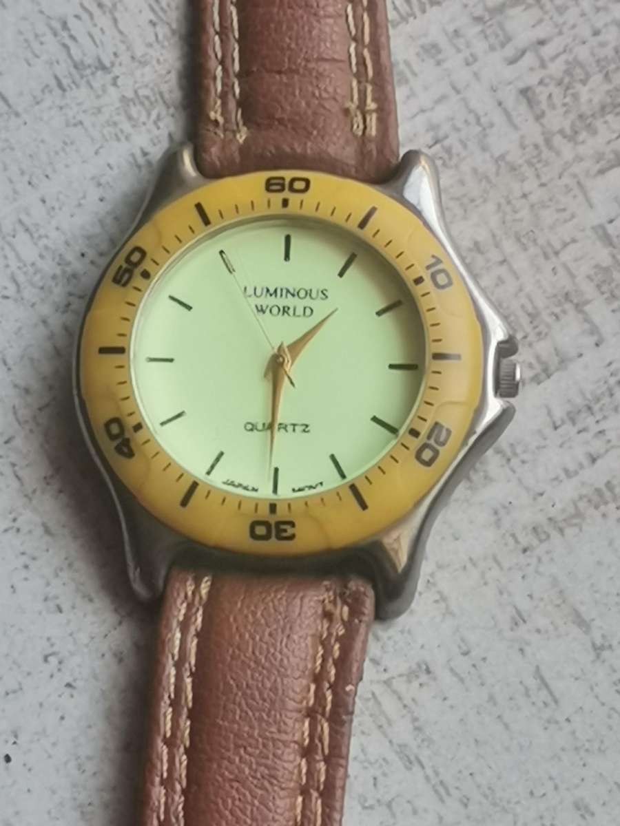 MENS QUARTZ WATCH WITH ROTATING BEZEL IN EXCELLENT WORKING CONDITION