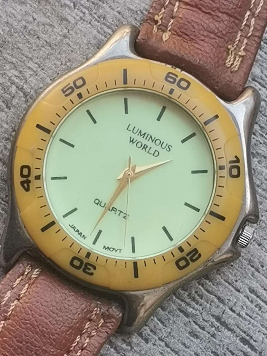 MENS QUARTZ WATCH WITH ROTATING BEZEL IN EXCELLENT WORKING CONDITION