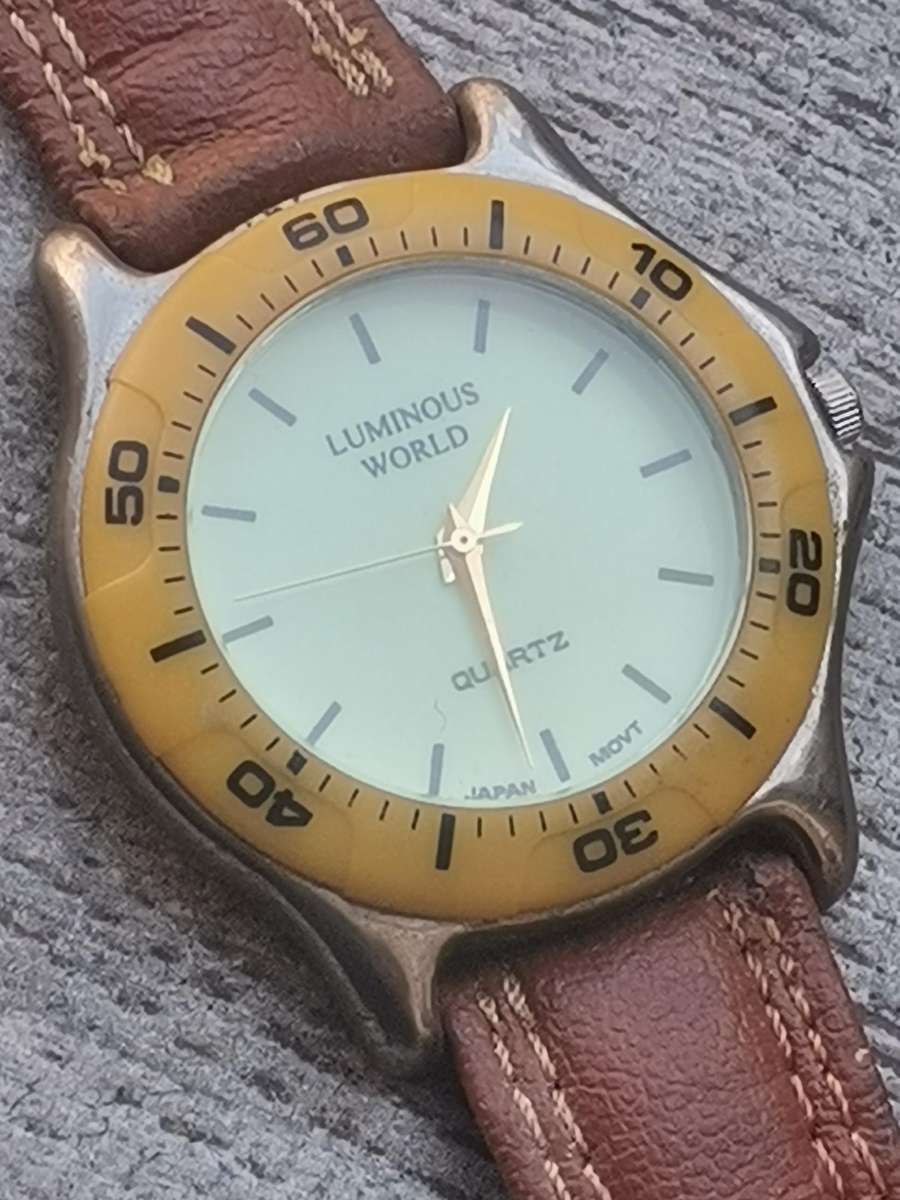 MENS QUARTZ WATCH WITH ROTATING BEZEL IN EXCELLENT WORKING CONDITION