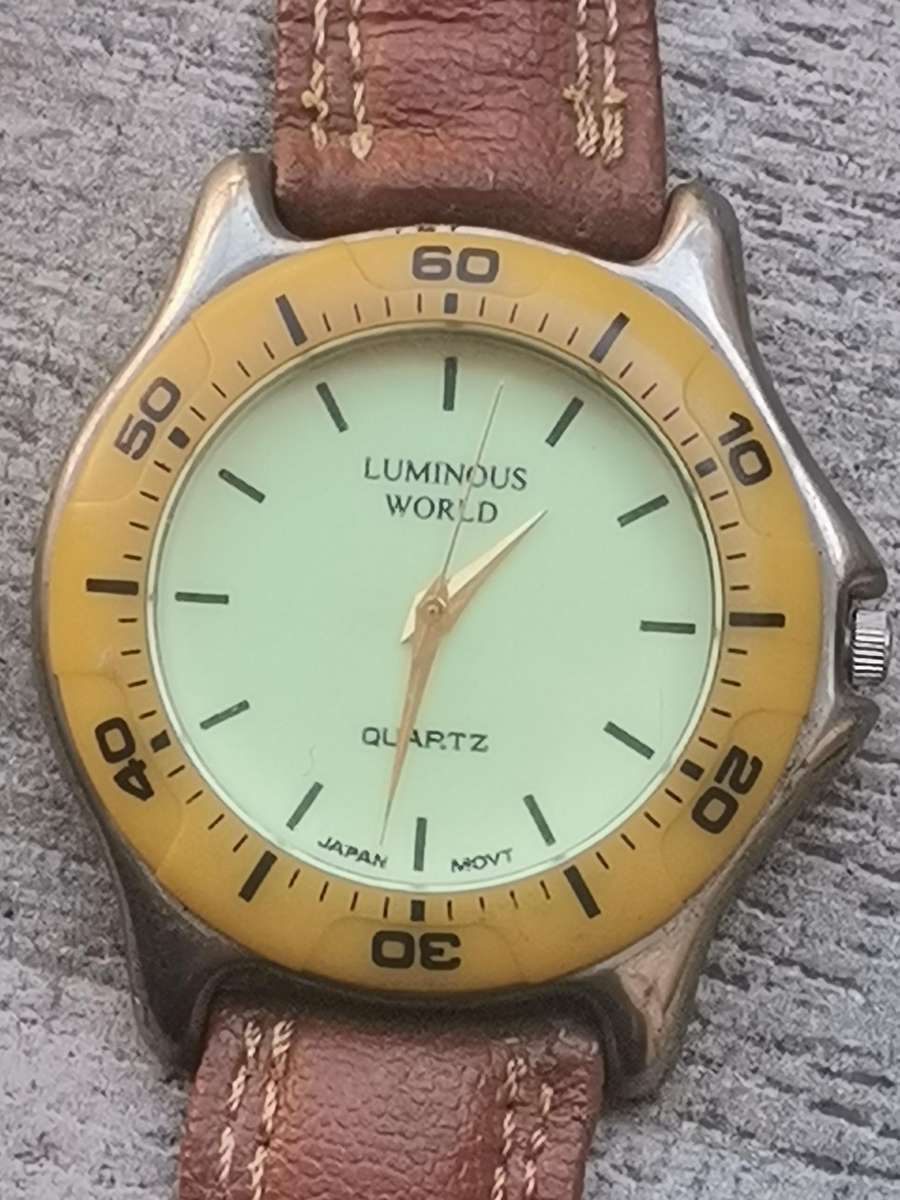 MENS QUARTZ WATCH WITH ROTATING BEZEL IN EXCELLENT WORKING CONDITION