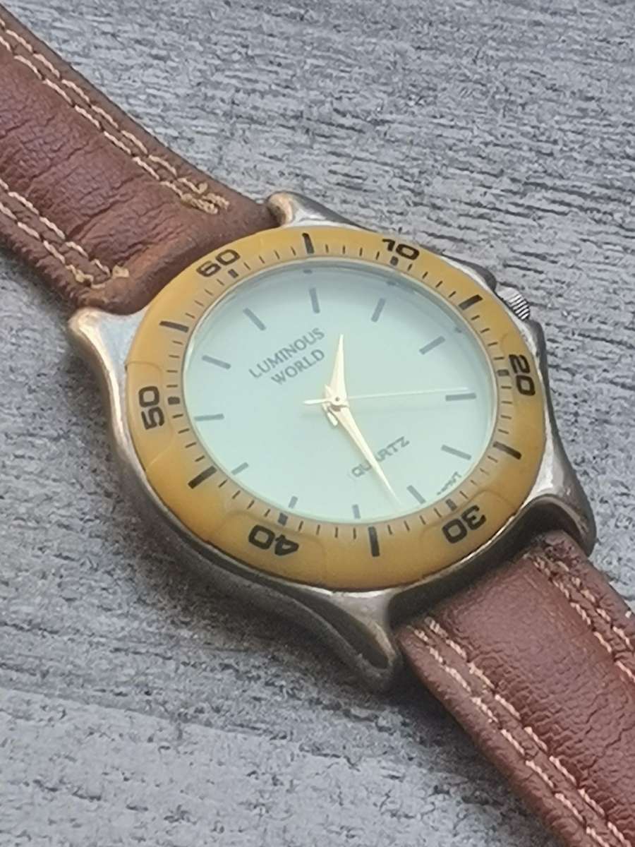 MENS QUARTZ WATCH WITH ROTATING BEZEL IN EXCELLENT WORKING CONDITION