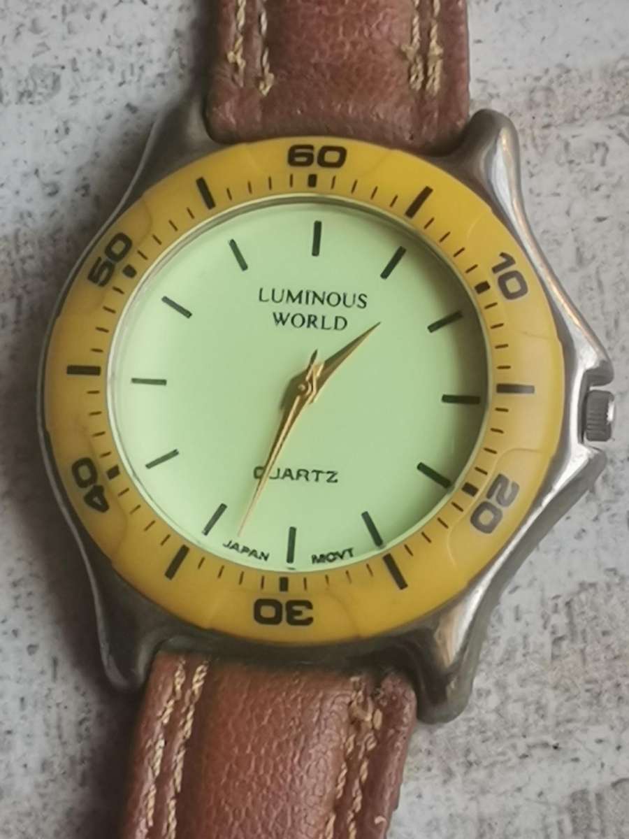 MENS QUARTZ WATCH WITH ROTATING BEZEL IN EXCELLENT WORKING CONDITION