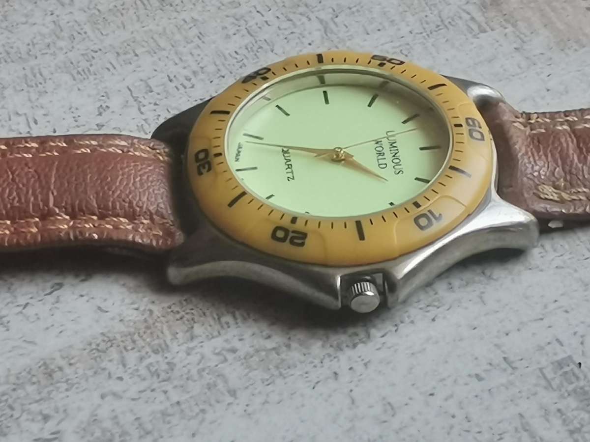 MENS QUARTZ WATCH WITH ROTATING BEZEL IN EXCELLENT WORKING CONDITION