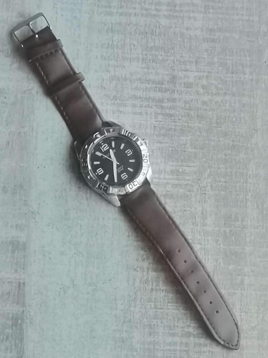 Men's Hallmark watch with rotating bezel