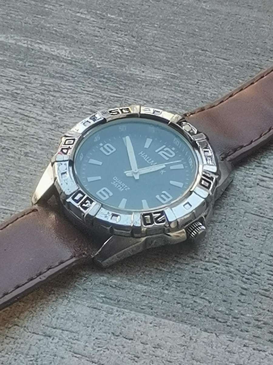 Men's Hallmark watch with rotating bezel