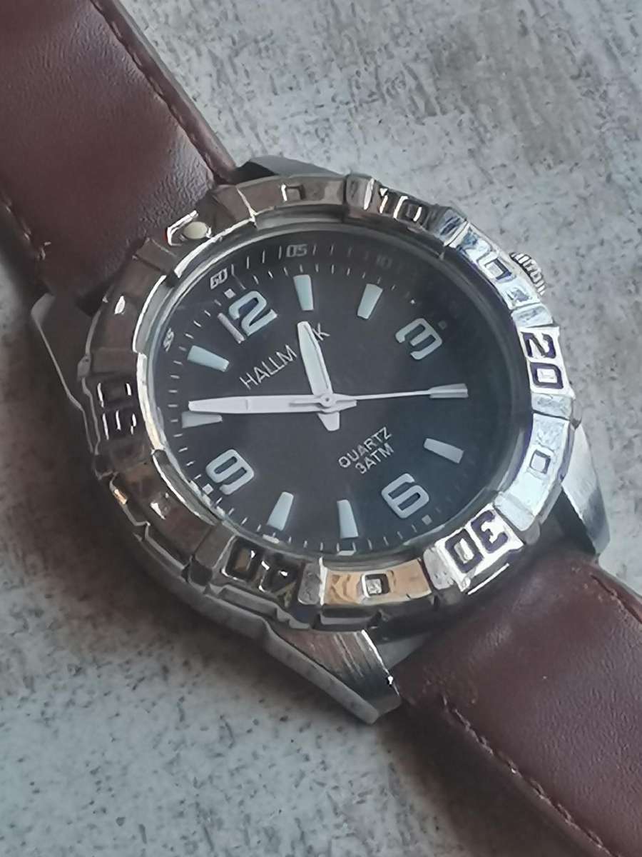 Men's Hallmark watch with rotating bezel