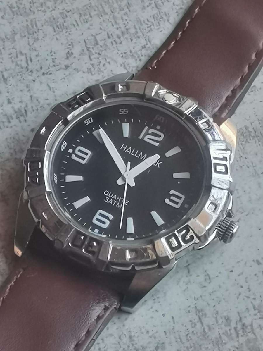 Men's Hallmark watch with rotating bezel