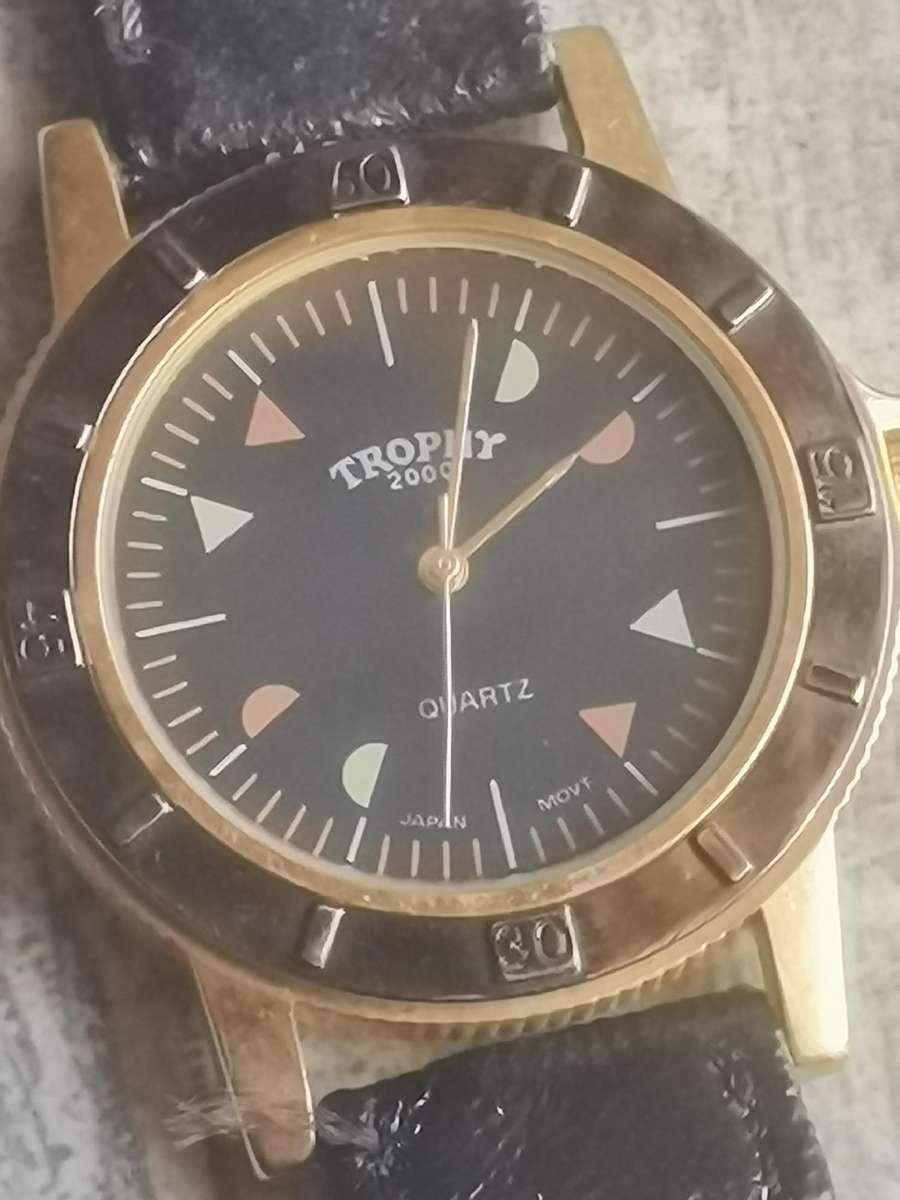 MENS VINTAGE TROPHY WATCH IN EXCELLENT WORKING CONDITION