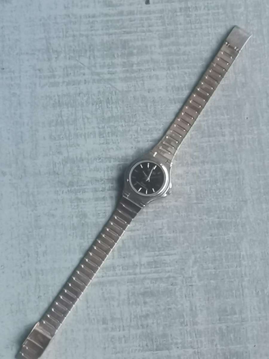 LADIES DE LUXE 18K ELECTROPLATED GOLD WATCH IN EXCELLENT WORKING CONDITION