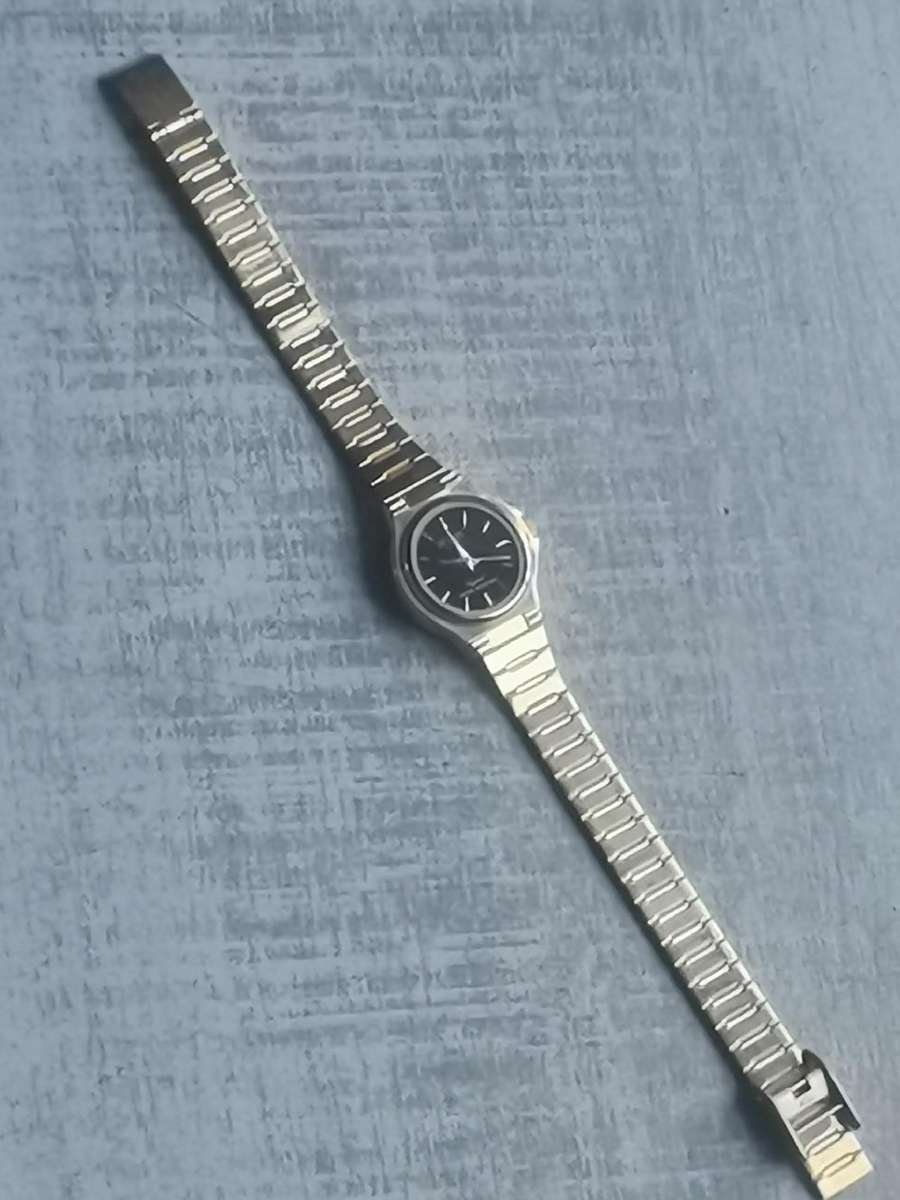 LADIES DE LUXE 18K ELECTROPLATED GOLD WATCH IN EXCELLENT WORKING CONDITION