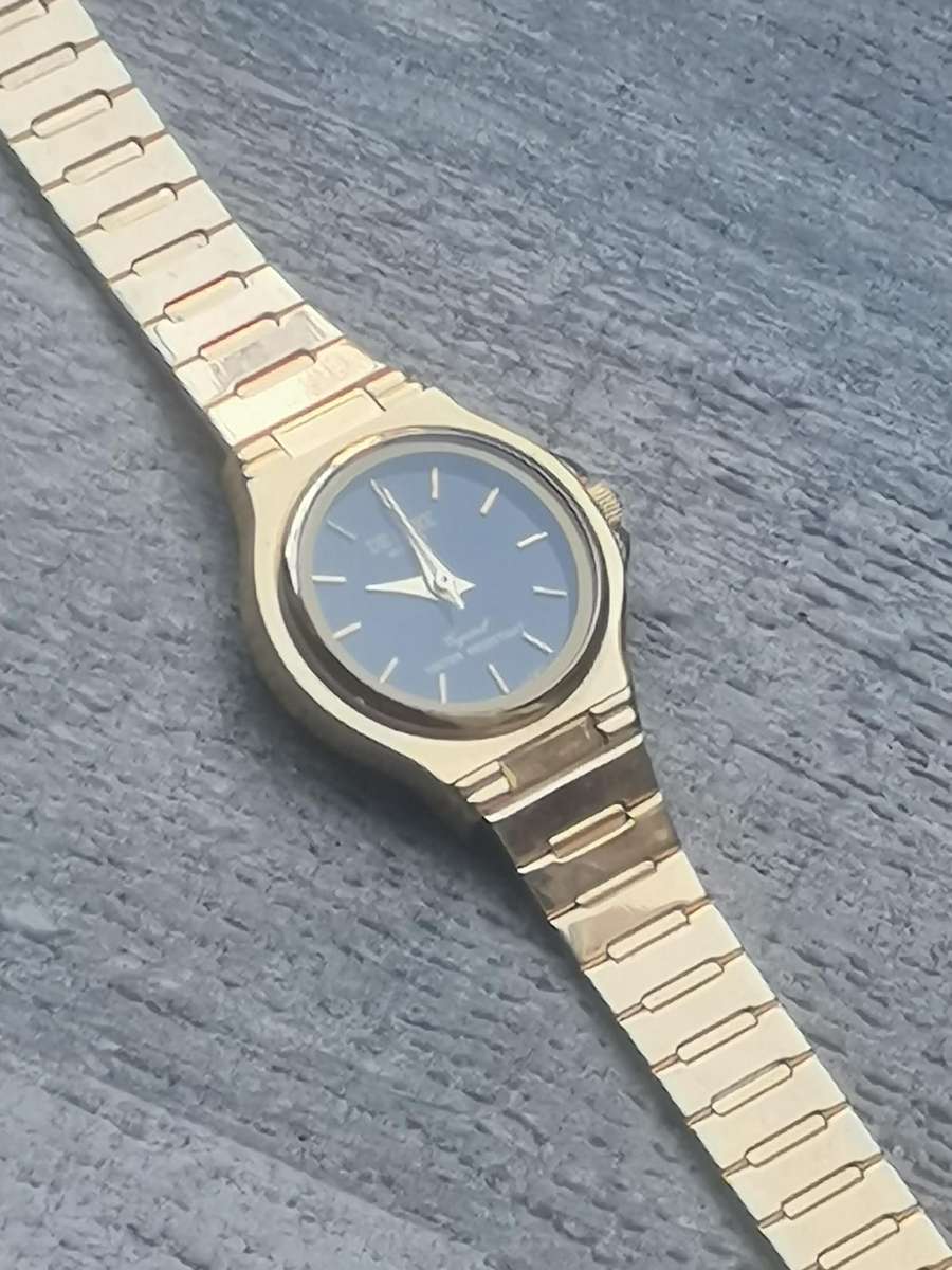 LADIES DE LUXE 18K ELECTROPLATED GOLD WATCH IN EXCELLENT WORKING CONDITION