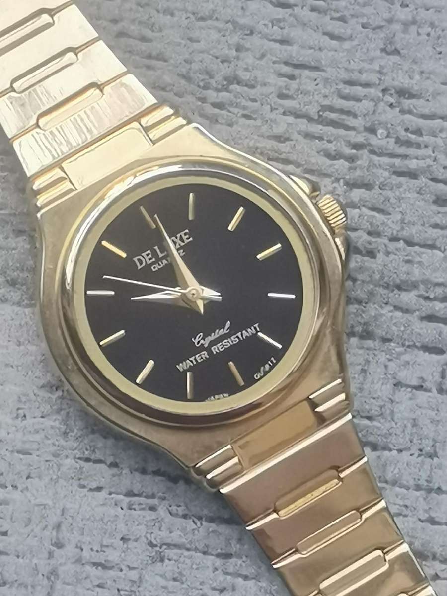 LADIES DE LUXE 18K ELECTROPLATED GOLD WATCH IN EXCELLENT WORKING CONDITION