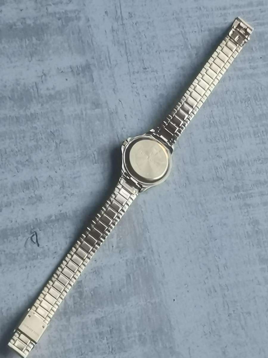 LADIES DE LUXE 18K ELECTROPLATED GOLD WATCH IN EXCELLENT WORKING CONDITION