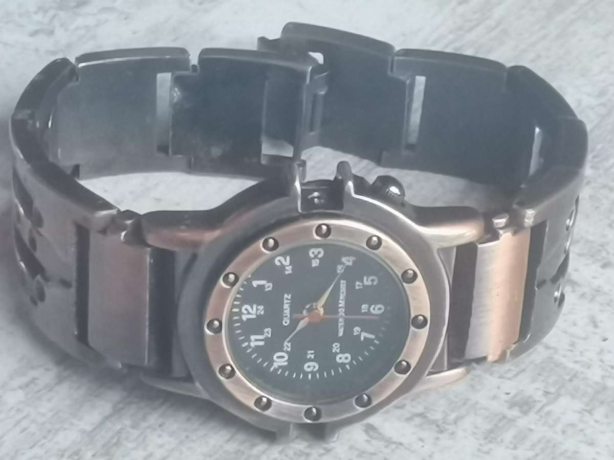 ELEGANT LADIES ALL STEEL BRONZE WATCH IN EXCELLENT WORKING CONDITION