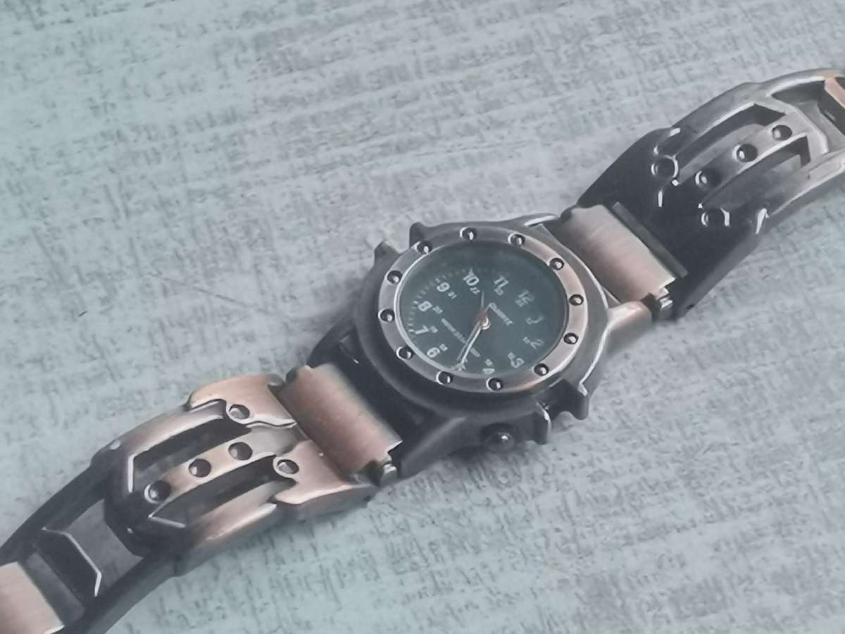 ELEGANT LADIES ALL STEEL BRONZE WATCH IN EXCELLENT WORKING CONDITION