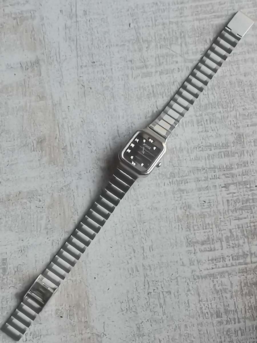 LADIES POISE STAINLESS STEEL WATCH IN EXCELLENT WORKING CONDITION
