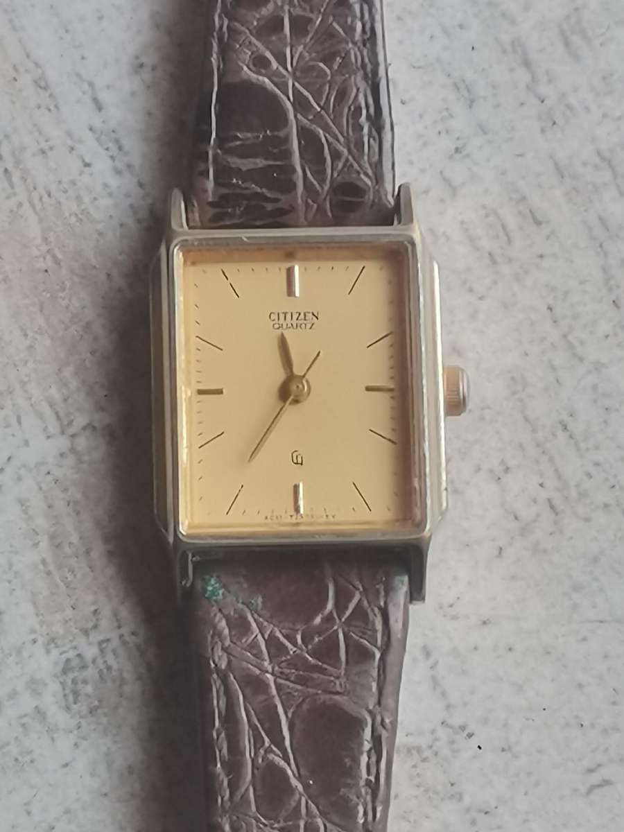 LADIES CITIZEN WATCH WITH EXTRA STRAP IN EXCELLENT WORKING CONDITION