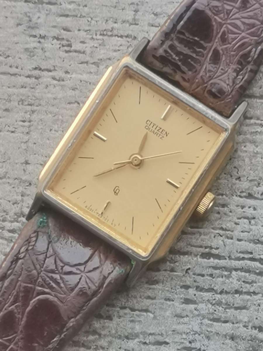 LADIES CITIZEN WATCH WITH EXTRA STRAP IN EXCELLENT WORKING CONDITION