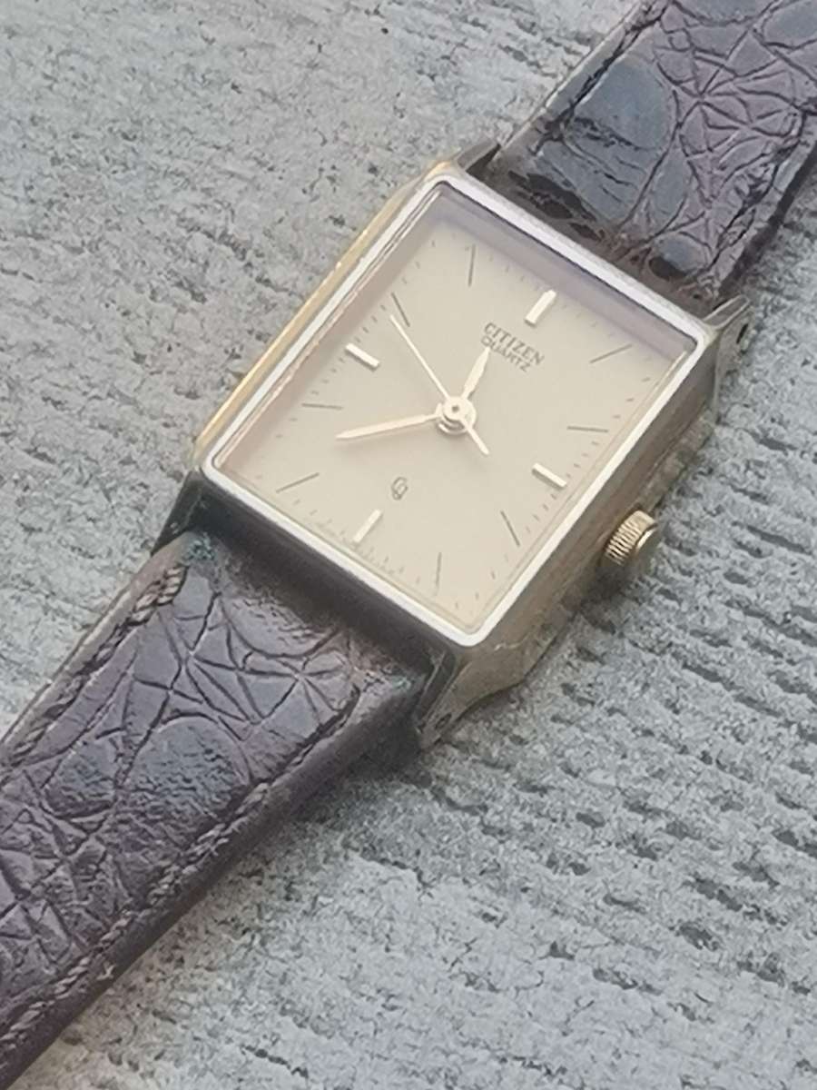 LADIES CITIZEN WATCH WITH EXTRA STRAP IN EXCELLENT WORKING CONDITION