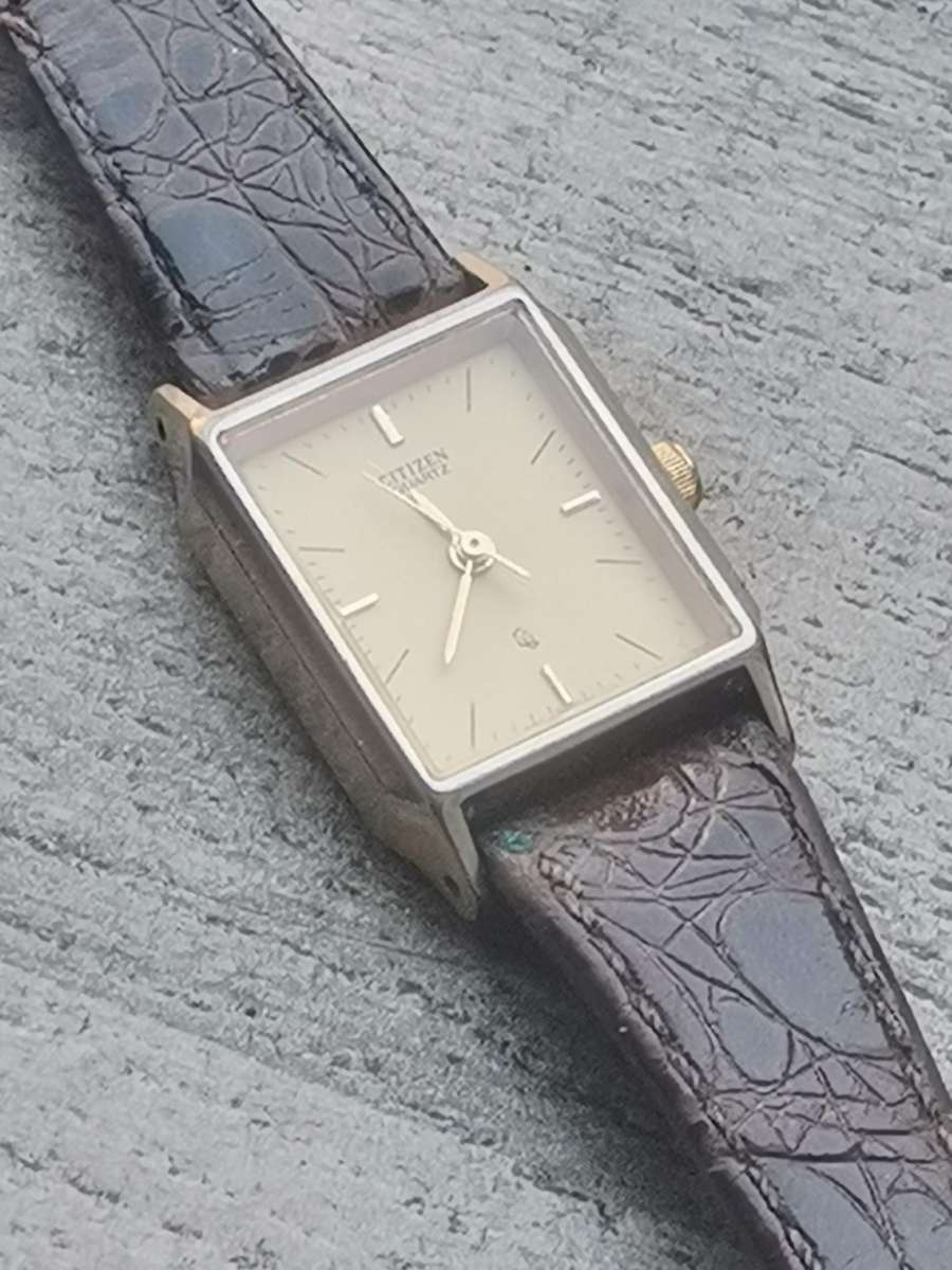 LADIES CITIZEN WATCH WITH EXTRA STRAP IN EXCELLENT WORKING CONDITION