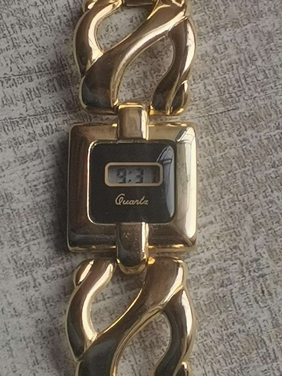 STUNNING LADIES GOLD DIGITAL WATCH IN EXCELLENT WORKING CONDITION