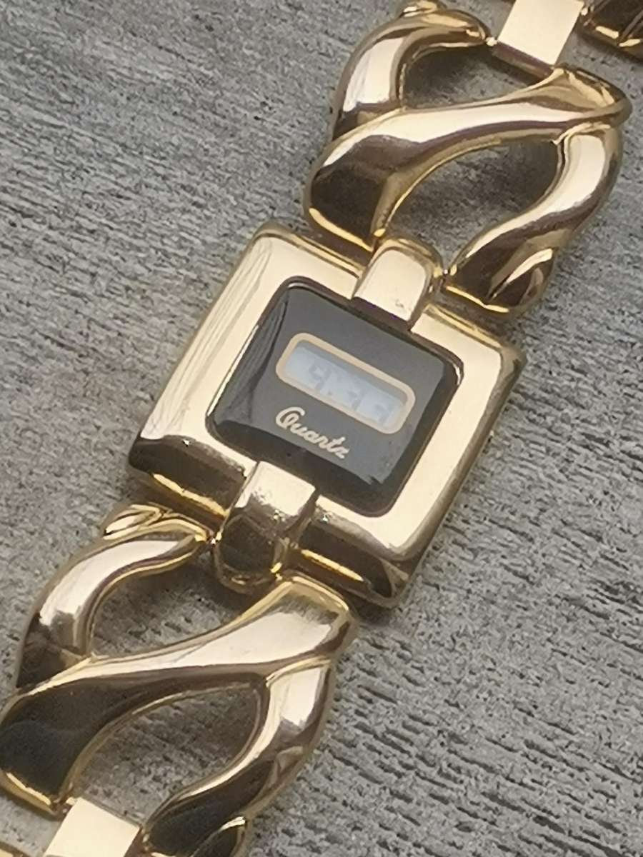 STUNNING LADIES GOLD DIGITAL WATCH IN EXCELLENT WORKING CONDITION