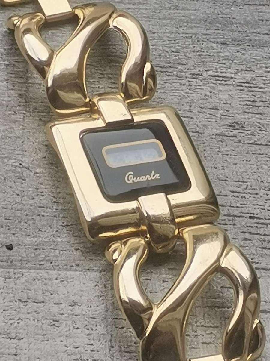 STUNNING LADIES GOLD DIGITAL WATCH IN EXCELLENT WORKING CONDITION