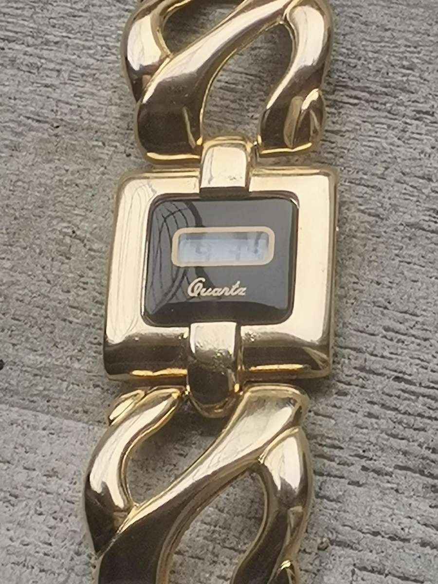 STUNNING LADIES GOLD DIGITAL WATCH IN EXCELLENT WORKING CONDITION