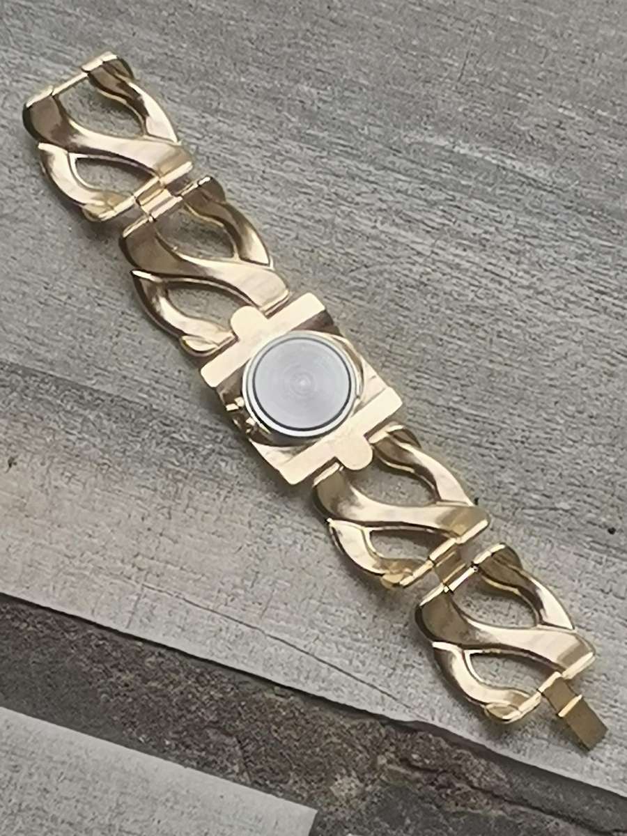 STUNNING LADIES GOLD DIGITAL WATCH IN EXCELLENT WORKING CONDITION