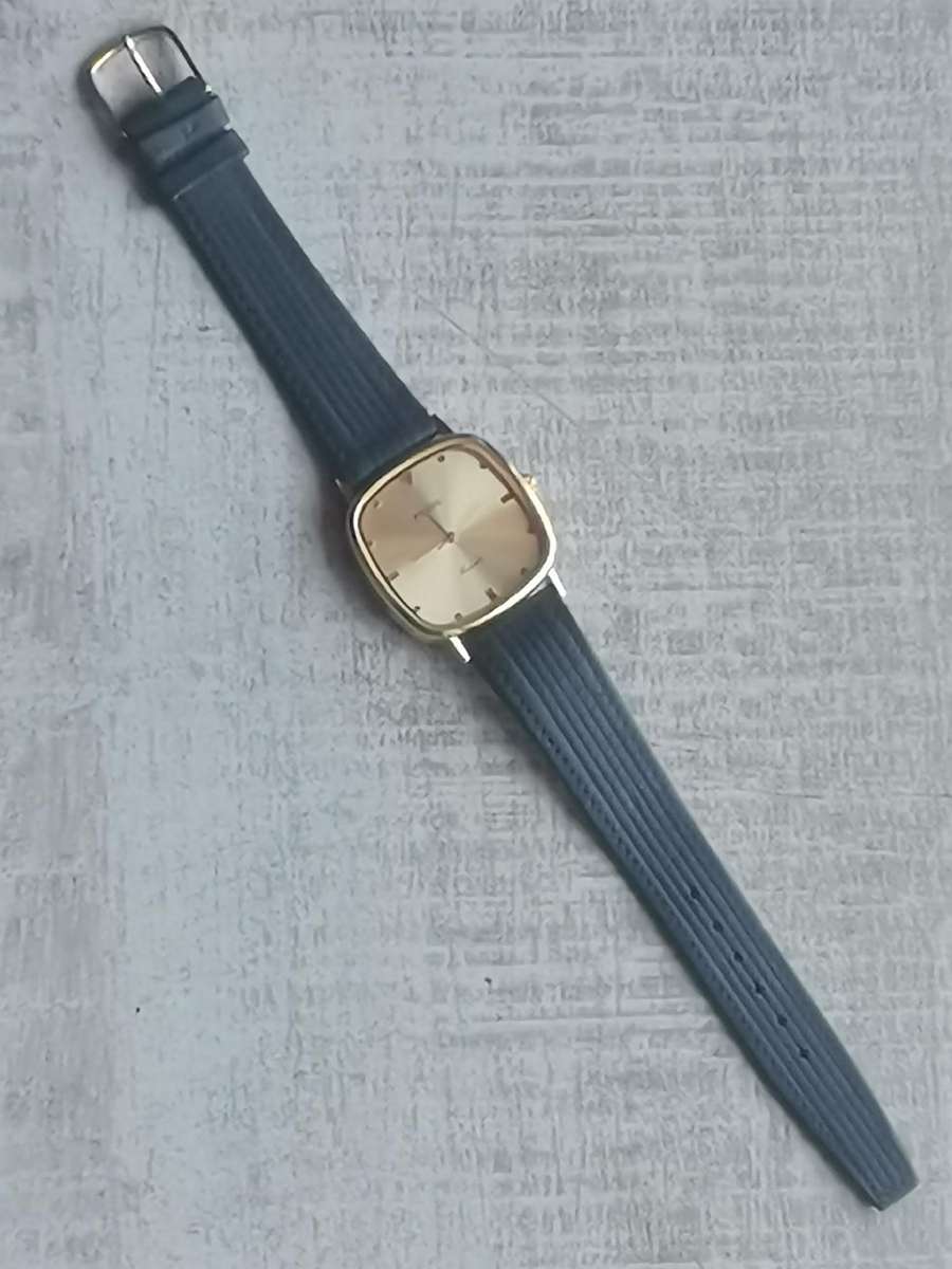 MENS VINTAGE POISE GOLD PLATED QUARTZ WATCH IN EXCELLENT WORKING CONDITION